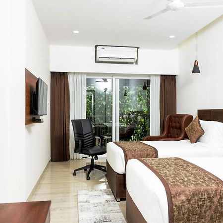 The Runway Hotel Kochi Buitenkant foto