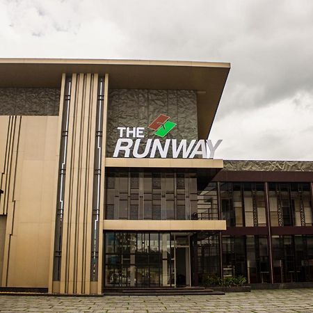 The Runway Hotel Kochi Buitenkant foto