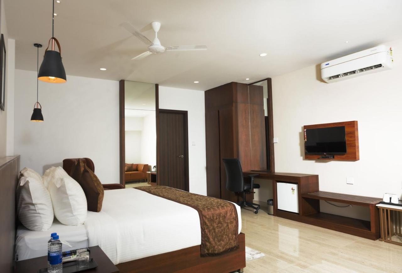 The Runway Hotel Kochi Buitenkant foto