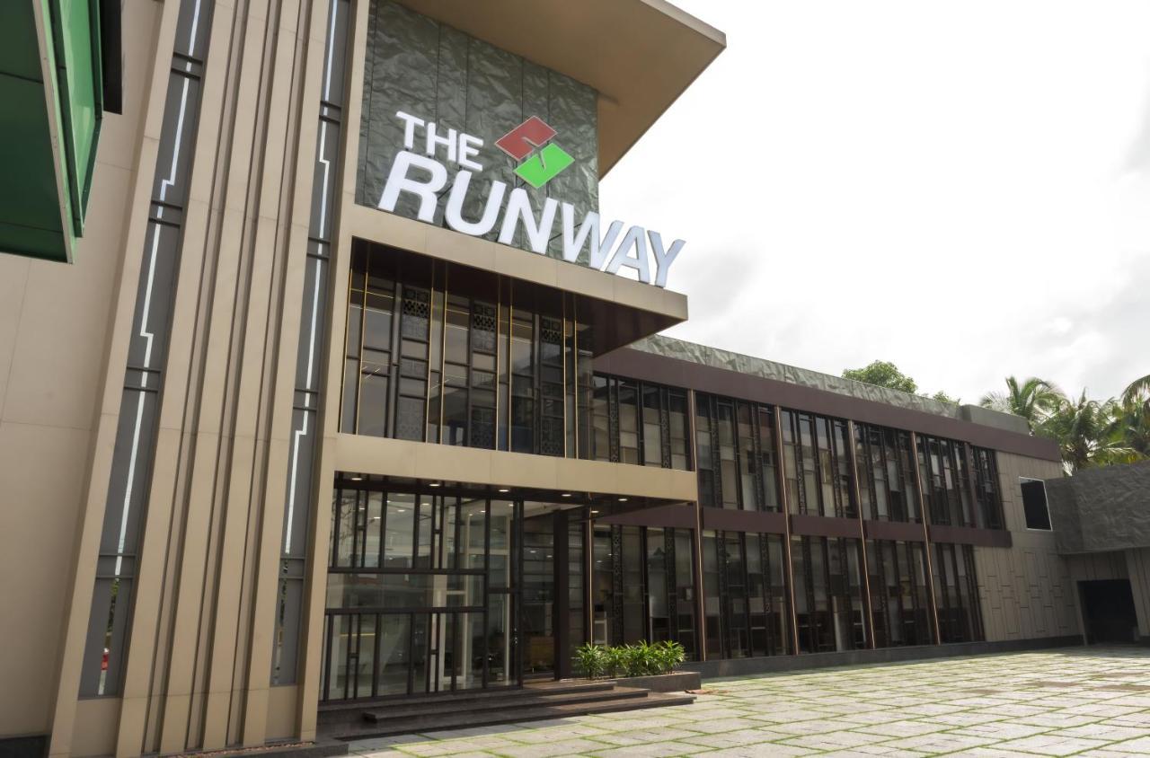 The Runway Hotel Kochi Buitenkant foto