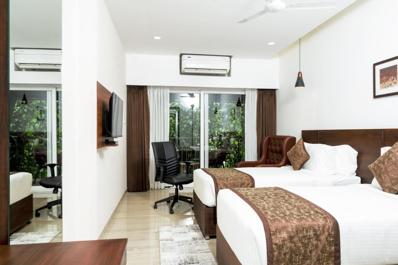 The Runway Hotel Kochi Buitenkant foto