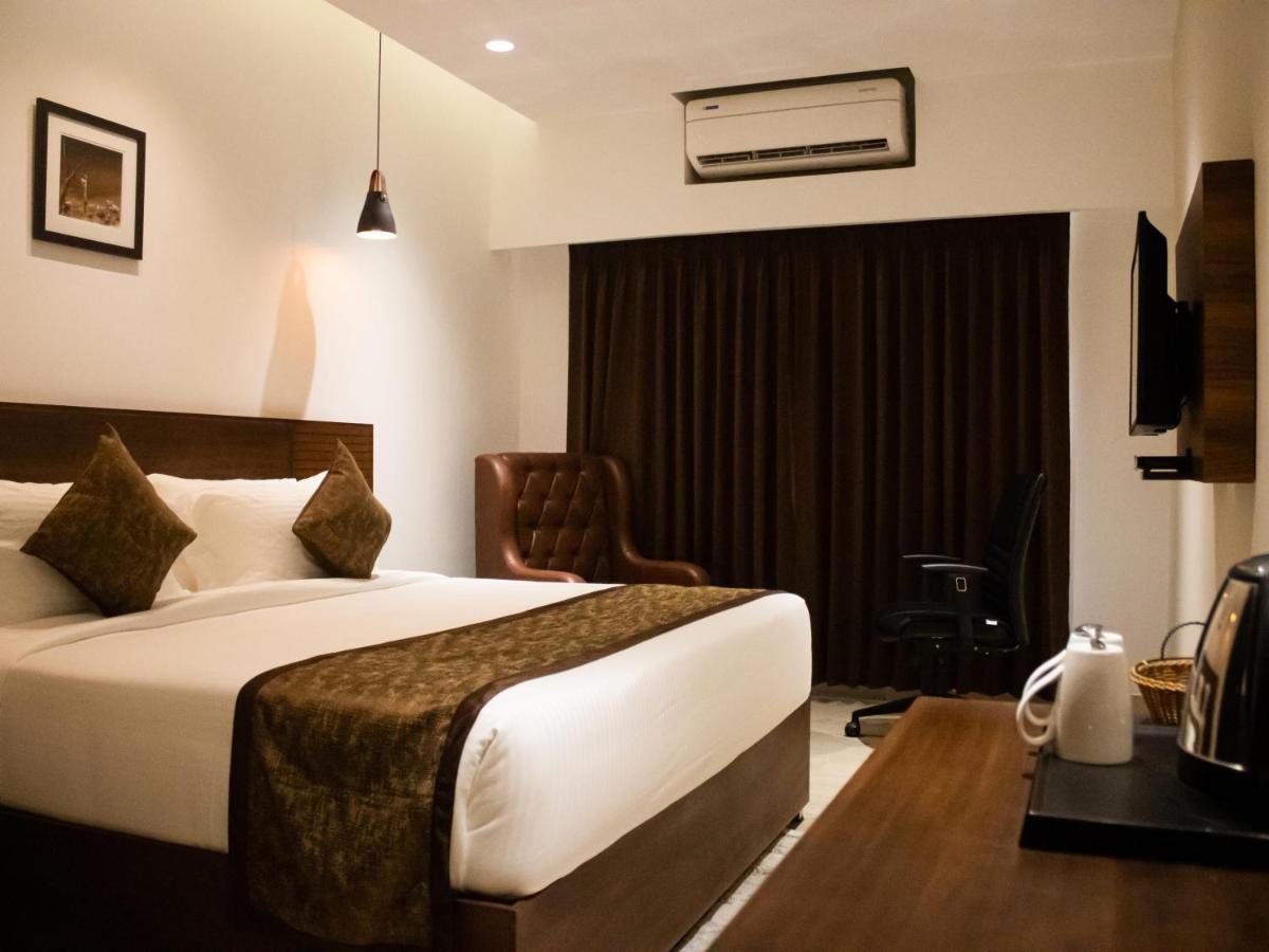 The Runway Hotel Kochi Buitenkant foto