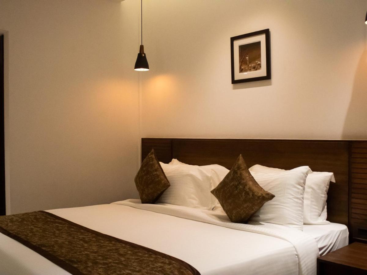The Runway Hotel Kochi Buitenkant foto