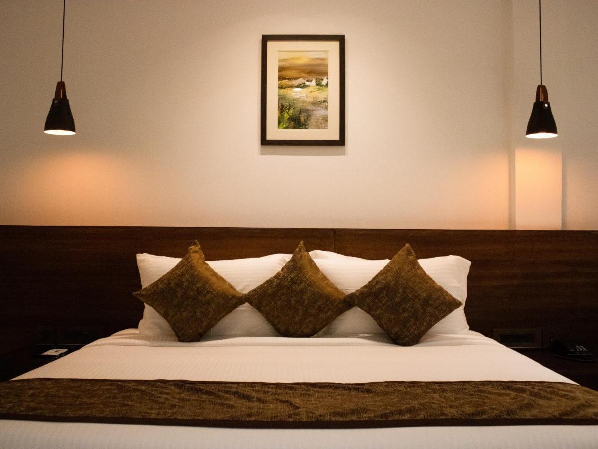 The Runway Hotel Kochi Buitenkant foto