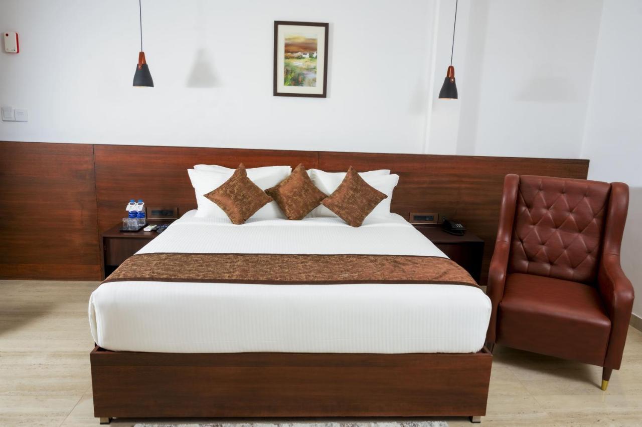 The Runway Hotel Kochi Buitenkant foto