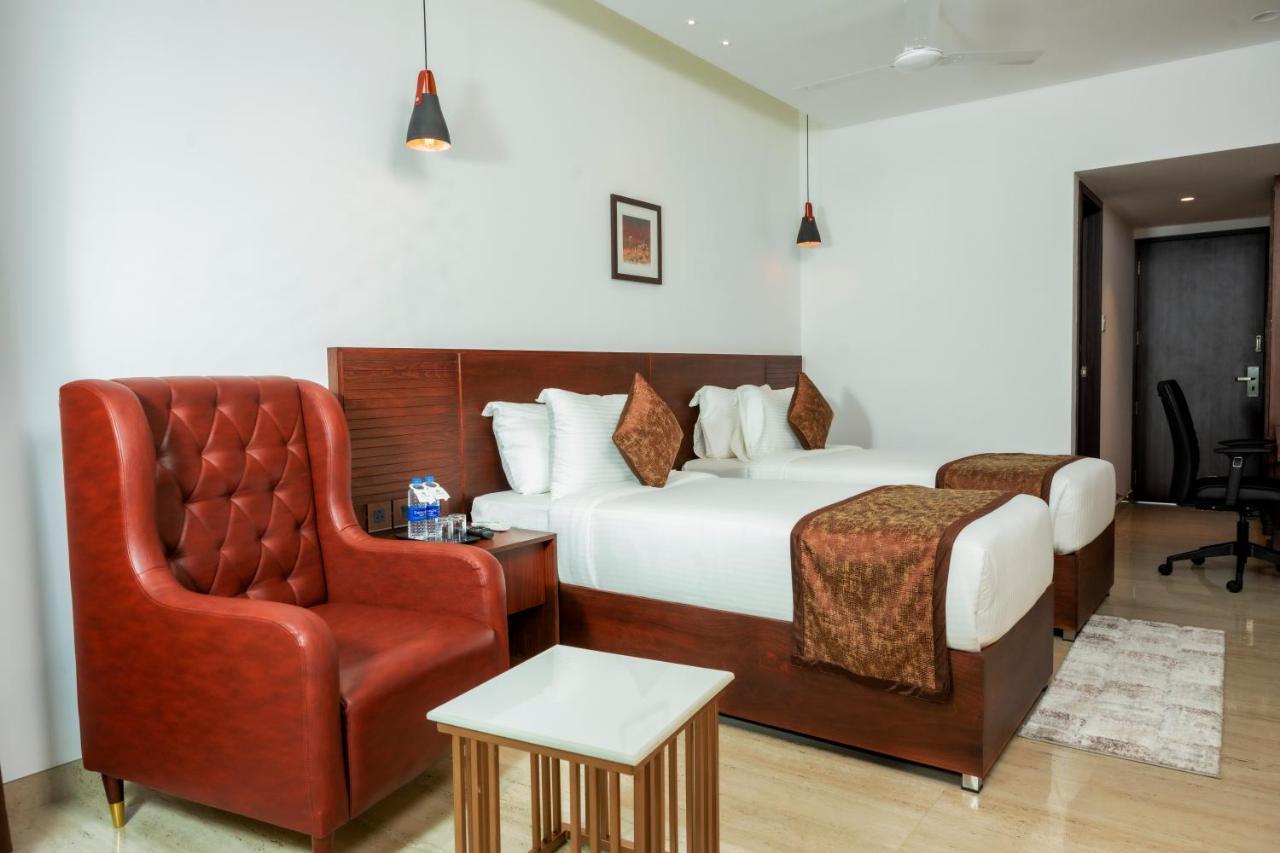 The Runway Hotel Kochi Buitenkant foto