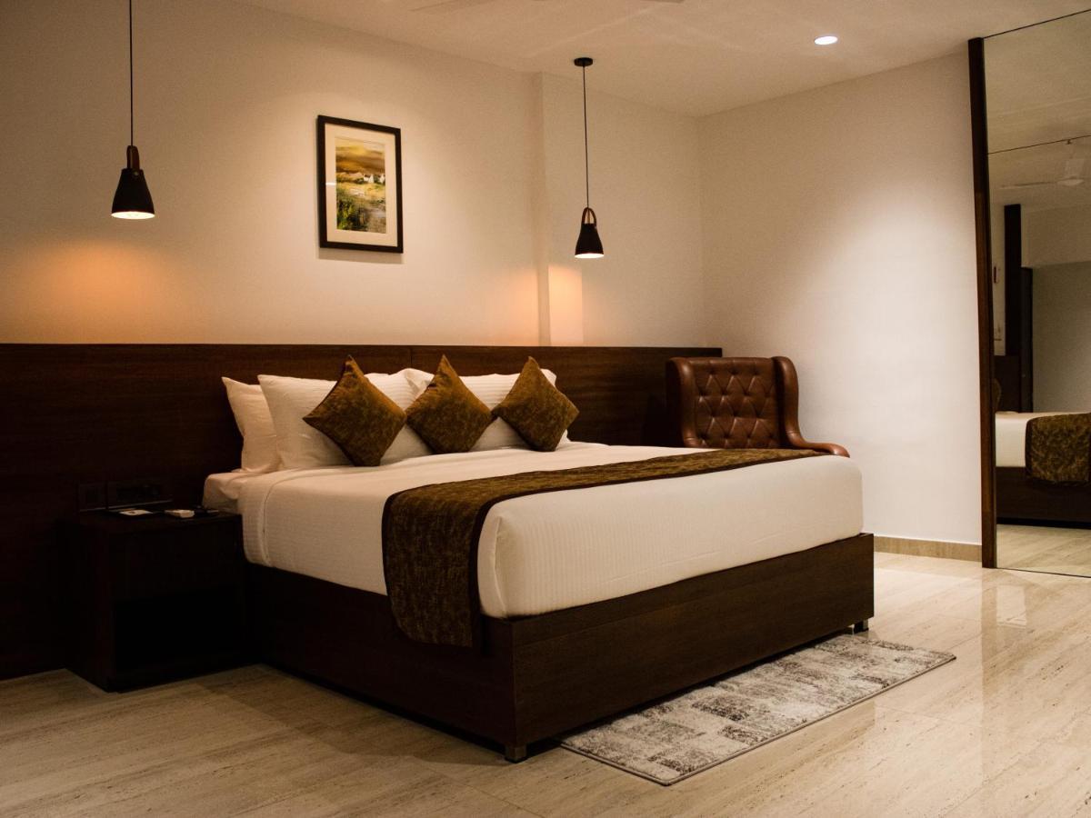 The Runway Hotel Kochi Buitenkant foto