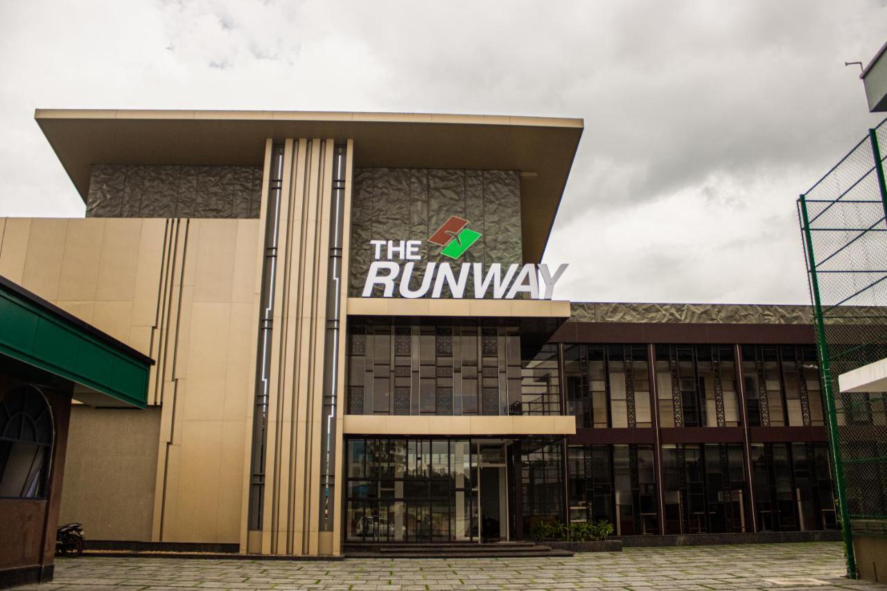 The Runway Hotel Kochi Buitenkant foto