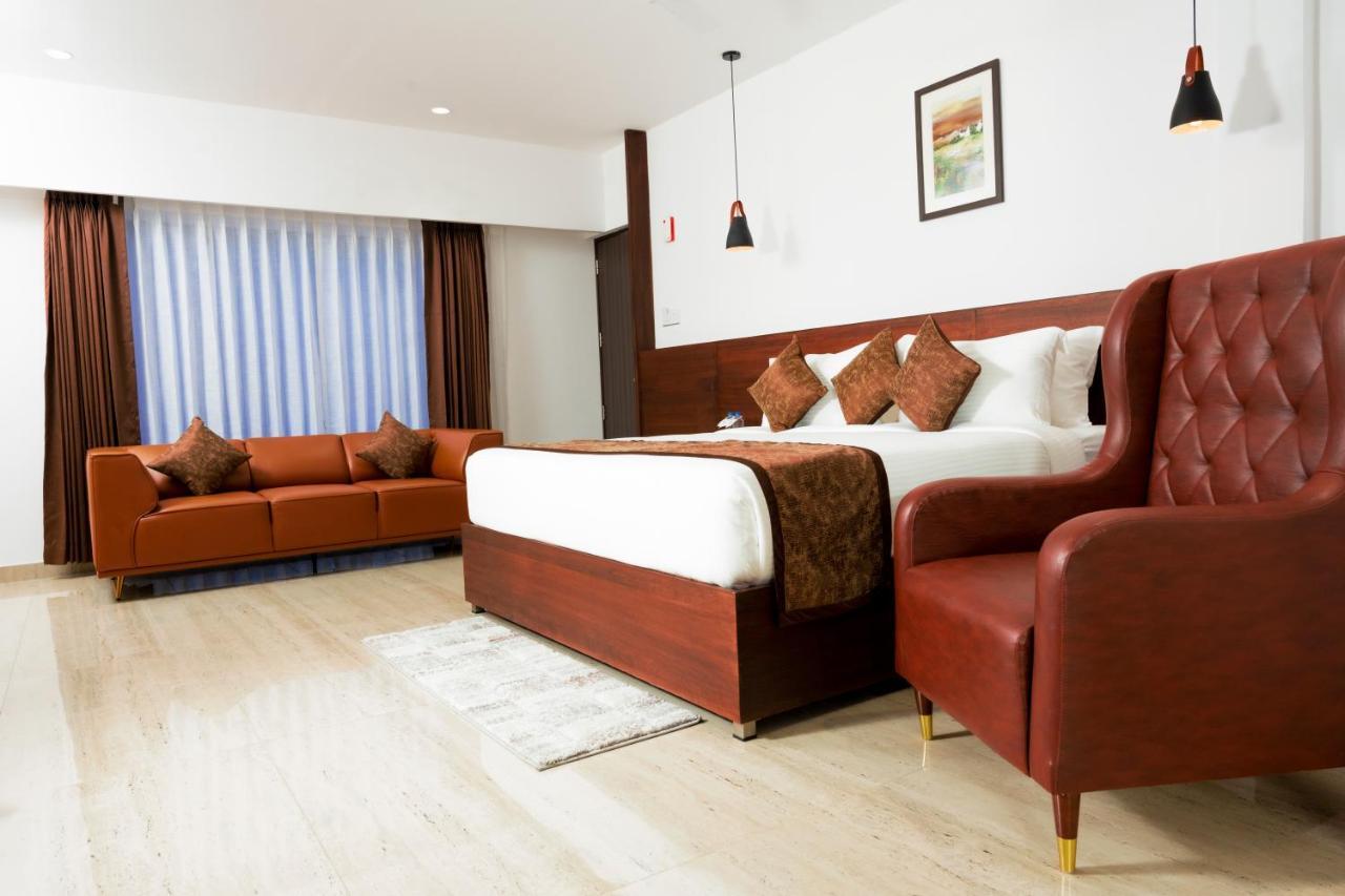 The Runway Hotel Kochi Buitenkant foto
