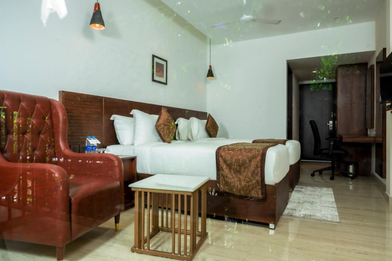 The Runway Hotel Kochi Buitenkant foto