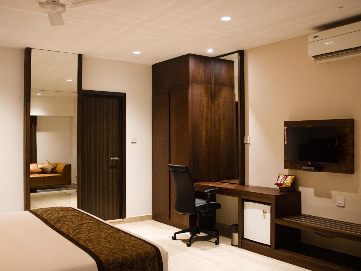 The Runway Hotel Kochi Buitenkant foto